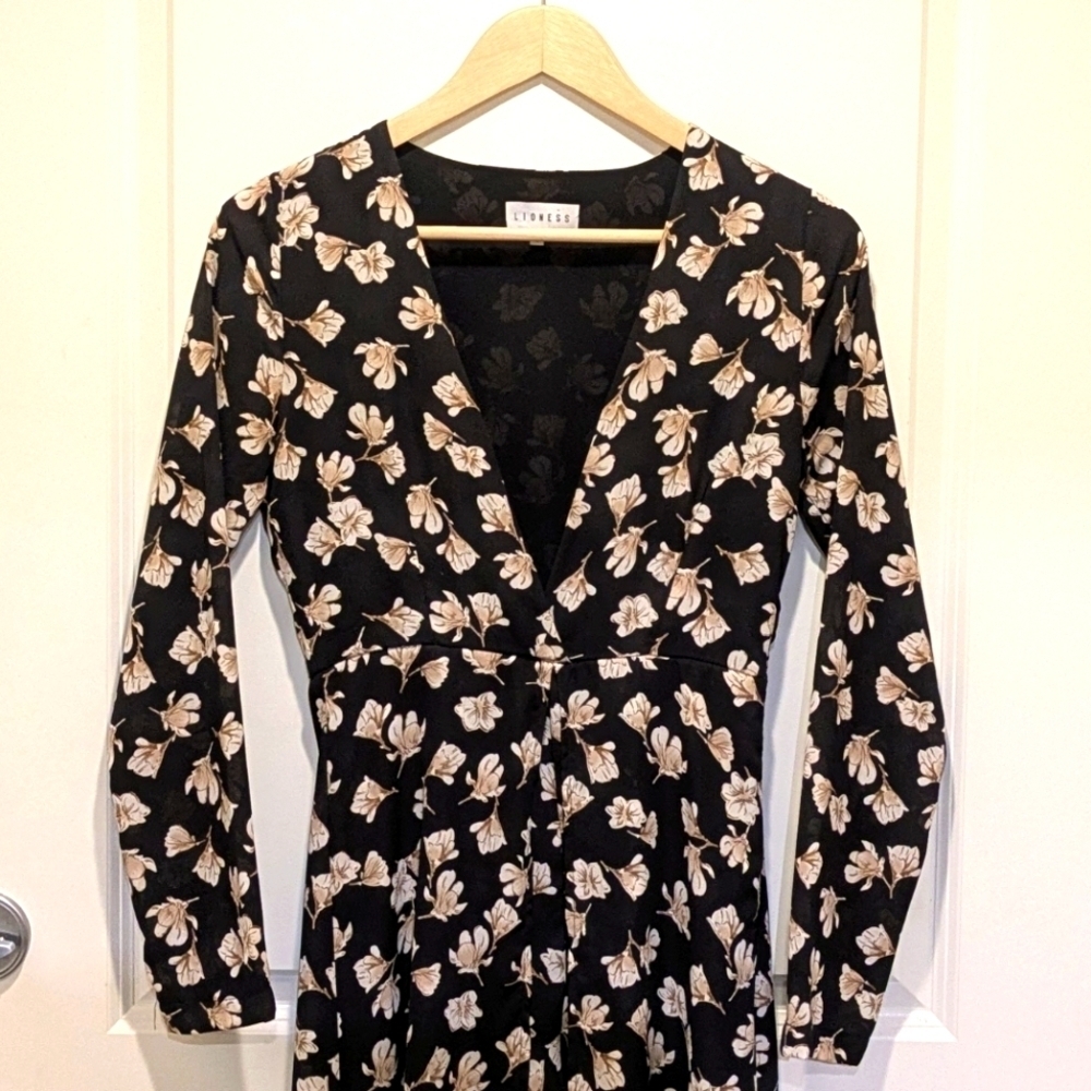 3/$30 EUC Lioness S Black & White Floral Long Sleeve Romper with Maxi Overskirt - Picture 3 of 9
